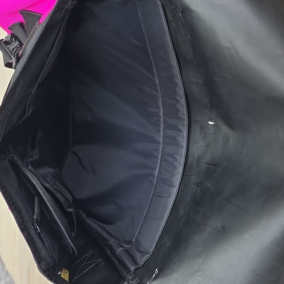 Timbuk2 Classic Messenger Bag - Raspberry Pink & Black - Waterproof Tech Carry - Picture 6 of 16